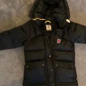 SÖKER  - söker en svart dunjacka från Fjällräven med huva,helst i den nya modellen och gärna i xxxs eller xxs❤️