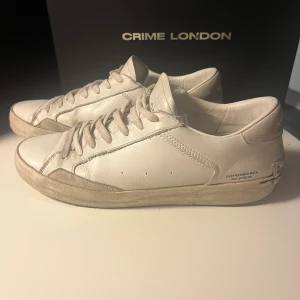 Crime London Sneakers - Vita sneakers från Crime London i storlek 42. Nypris ligger runt 2000kr. Mitt pris: 549kr. Hör gärna av dig vid frågor!