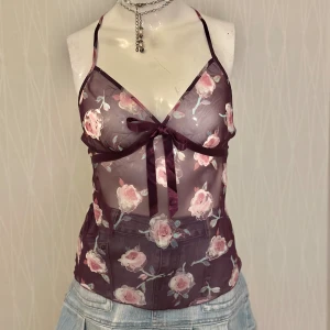 Blommig mesh linnetopp med rosett - Tag says L but it fits more like S/M  So please check out the measurements  