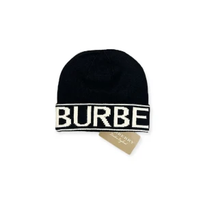 Burberry Mössa - Helt ny aldrig använd. Storlek One Size. Kan frakta eller mötas i Haninge. Skriv gärna vid fler frågor, postar alltid inom 24h. (Alla bilder är tagna av mig)