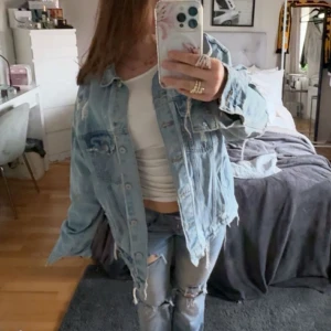 Jeansjacka med slitningar - Jättesnygg jeansjacka köpt secondhand! Kommer tyvärr inte till användning sả mycket. Passar xs-m beroende pà hur man vill att den ska sitta💕
