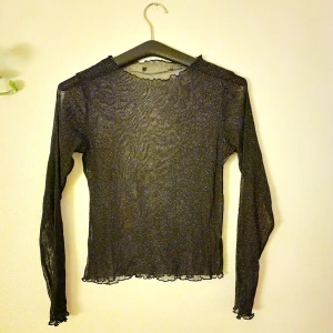 Långärmad mesh topp - Silver-glittrig mesh med vågiga sömmar. Härligt tillägg i going-out garderoben 🖤🩶🤍 