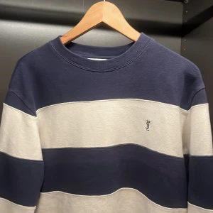 Randig tröja från Yves Saint Laurent - Otroligt fet tröja från YSL. Storlek S. Skicket är vädligt bra och felfri. Är öppen för byten.