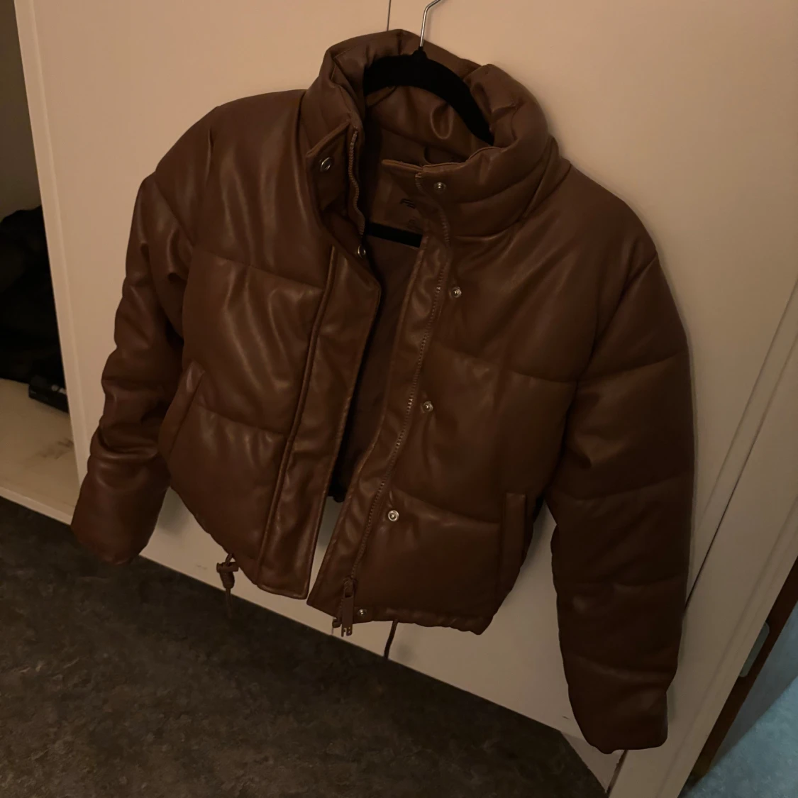 Brun pufferjacka i skinnimitation