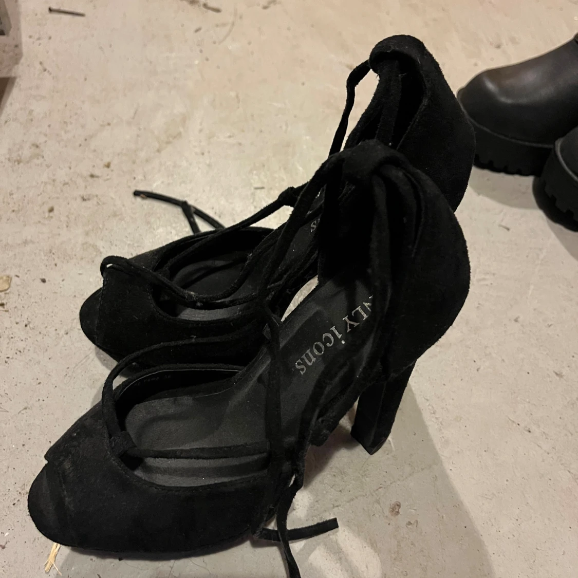 Svarta pumps med snörning från NLY ICONS - 1