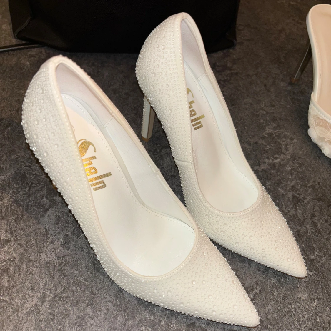 Vita pumps med pärldetaljer från Shein