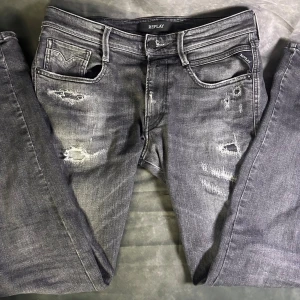 Replay anbass slim fit jeans med slitningar  - Mycket fint skick | Size 32/32  | fraktar spårbart inom 24 timmar |  för att köpa klicka ” köp nu” | vid frågor skriv ett meddelande |