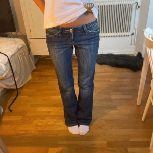 Low waisted bootcut jeans - Superfina low waisted jeans! 💞🍂 Köpta på Vinted men säljer vidare då dem inte kommer till användning . Innerbenslängd 80cm, midjemått rakt över 36cm. Helt nya men utan prislapp!! Köpta för 450kr
