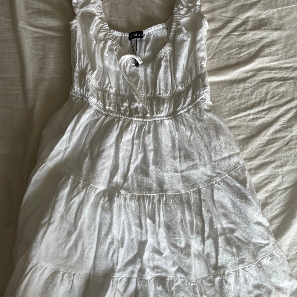 Vit urringad sommar klänning