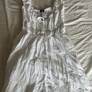 Vit urringad sommar klänning - Jätte bra skick (oanvänd), köptes sommaren 25, ord pris 300kr