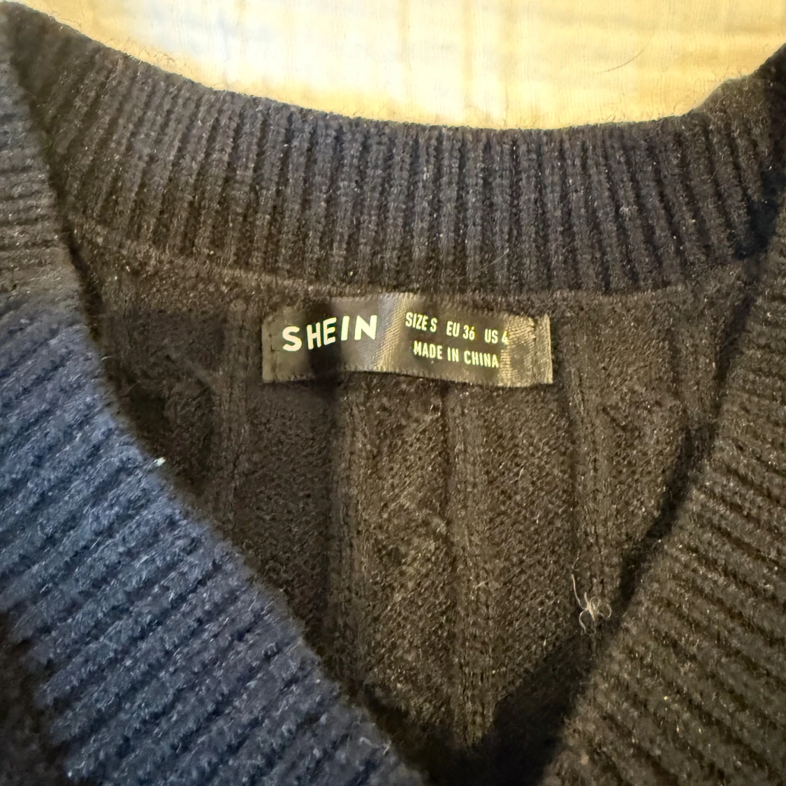 Svart stickad väst - 1