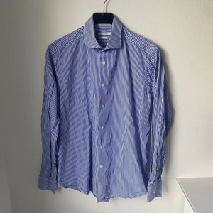 J.Lindeberg Randig Skjorta - exklusiv skjorta från (J.Lindeberg) Perfekt nu till hösten & Vintern 💸Pris:[159kr] 👔Storlek:[40/M/L] ✨Skick:[9/10] Tveka inte att kontakta oss vid frågor & funderingar! 