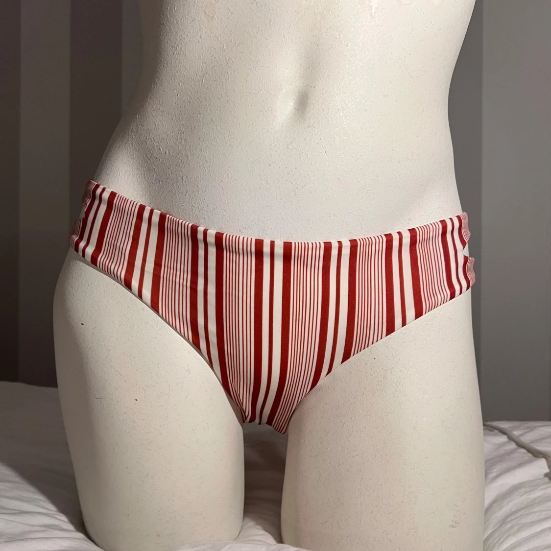 Rödvit randig bikini med knyt - 2