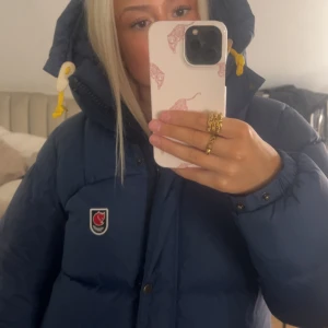 Fjällräven jacka - Säljer en mörkblå Fjällräven jacka i expedition serien i inprincip nyskick! Köpte jackan här på plick men har ångrat mig och vill ha en annan jacka till vintern🥰knappt använd och det finns inga defekter eller liknande. Rimligt pris går att diskutera💞storlek S men passar även xxs-m beroende på hur man vill att jackan sitter💞