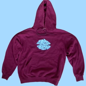 TRÈS BIEN HOODIE VINRÖD - TRÈS BIEN HOODIE VINRÖD MED BLÅTT TRYCK                                                                SKICK: Bra skick                                         ORIGINAL PRIS: 1600kr