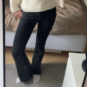 Bootcut jeans  - Svarta bootcut jeans från Mango. Storlek 38, passar mig som brukar ha S/M ⭐️