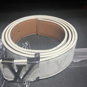 Bälte  - En vit bälte som jag inte använder längre 