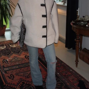 Lowwaist bootcut jeans - Lowwaist bootcut vintage jeans från MUDD JEANS. Jättensygga och passar till precis allt. Står ingen storlek i byxorna, men det är i en passform s. 