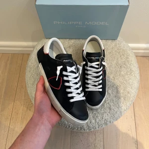 Philippe model skor - Philippe model (Helt nya) | Skick: 10/10 | EU 42 | Endast box medföljer | Hör av dig vid minsta fråga eller fundering / säljes på grund av fel storlek 