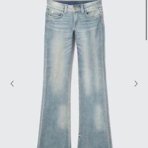 Blåa bootcut jeans  - Blåa bootcut jeans från Weekday, märket cheap monday . Jeansen är lite mörkare i verkligheten än vad de ser ut på bild. Storlek 25/30 (slutsåld på hemsidan)