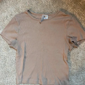 Beige ribbad topp från H&M - För liten för mig så därav säljs den.