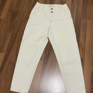 Ljusa jeans  - Cremefärgade jeans i storlek 38, knappt använda