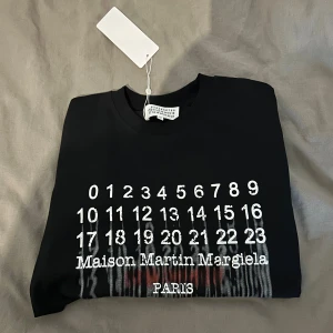 Riktigt fett Maison margiela t-shirt  - Säljer en sprillans ny Maison tisha i strl S🤩. Den är helt ny och kommer med tag och plastbag. Säljer den pågrund av att den inte passade. Priset kan diskuteras vid snabb affär💸