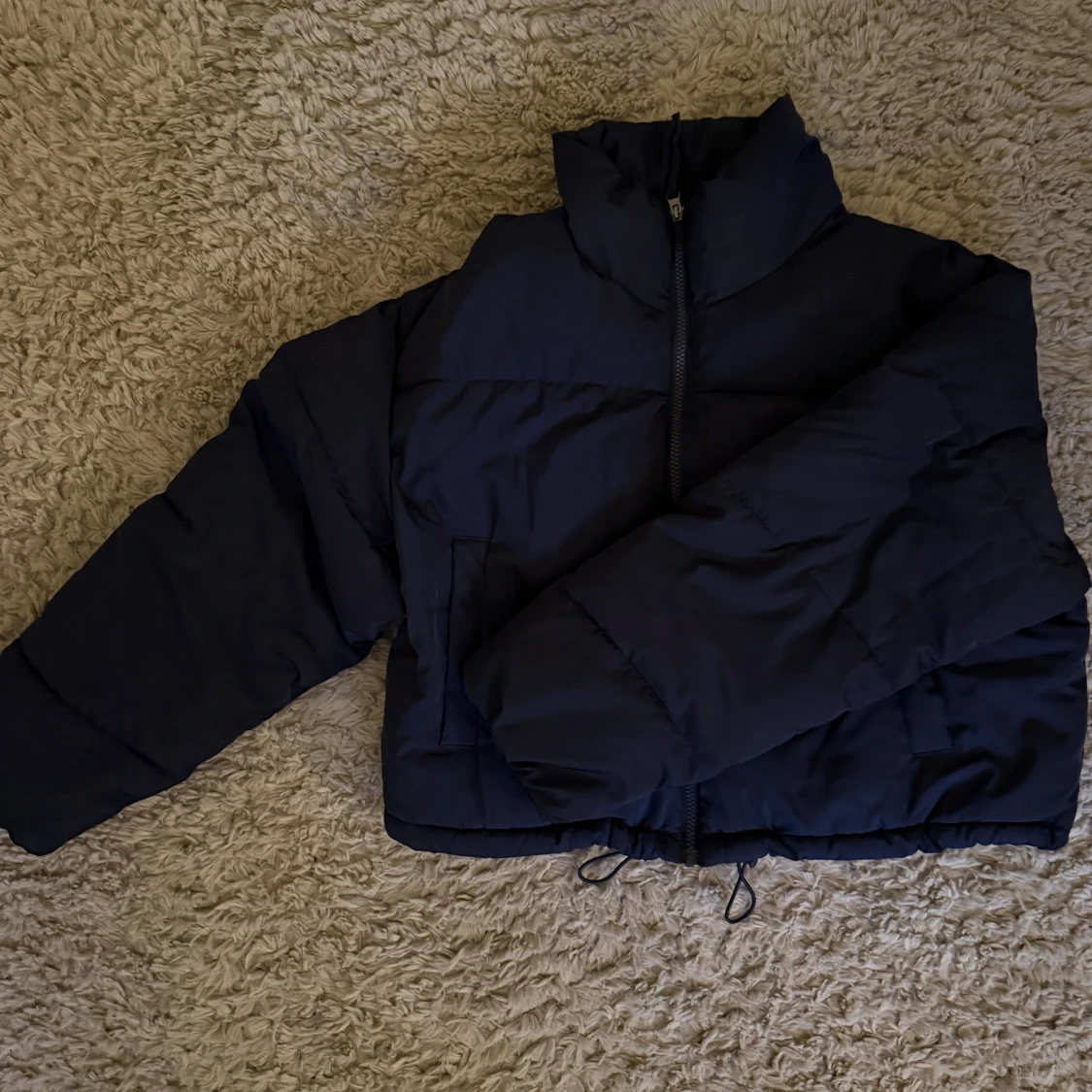 Mörkblå pufferjacka från H&M Divided S