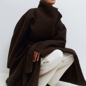 Lång kappa  - Soft boucle long coat ifrån Ginatricot. Slutsåld. Aldrig använd och har lappar kvar. 🥰