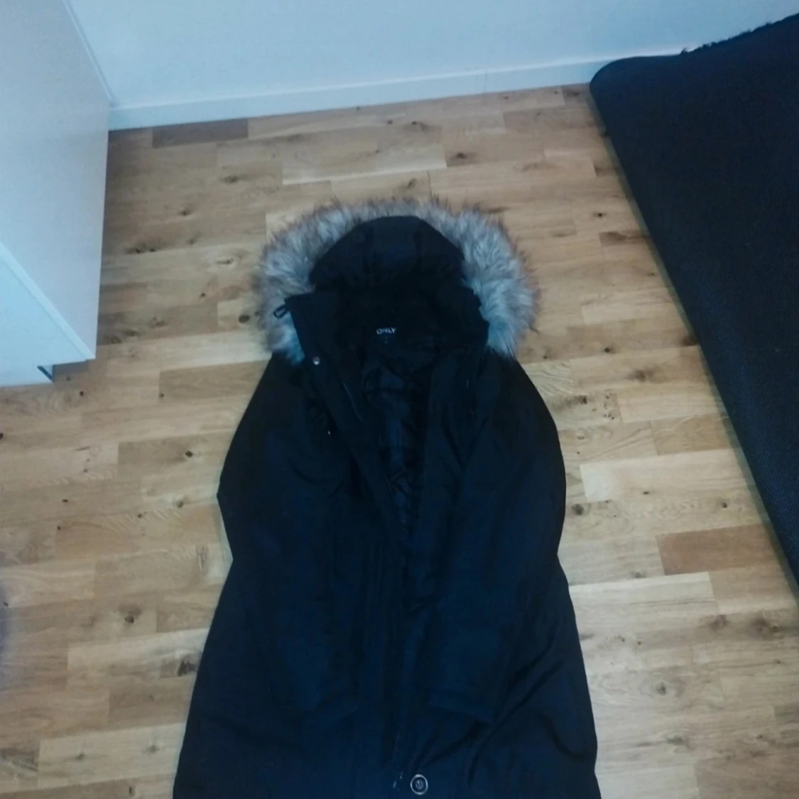 Svart parkajacka med fuskpäls från ONLY
