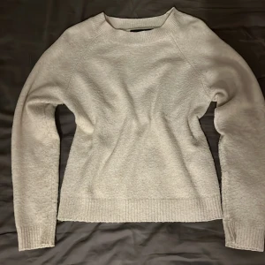 Fin stickad tröja❤️ - Mysig vit stickad tröja från Vero Moda i storlek S💕                       Tröjan är lite nopprig😘