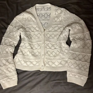 Söt vit kofta❤️ - Jag säljer en jättefin vit stickad kofta från Object i storlek S💕