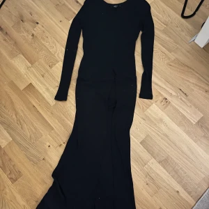 Slitad långklänning från Amy's Stories - Klänningen har ett stort slit men fick ingen bra bild eftersom solen inte är framme.