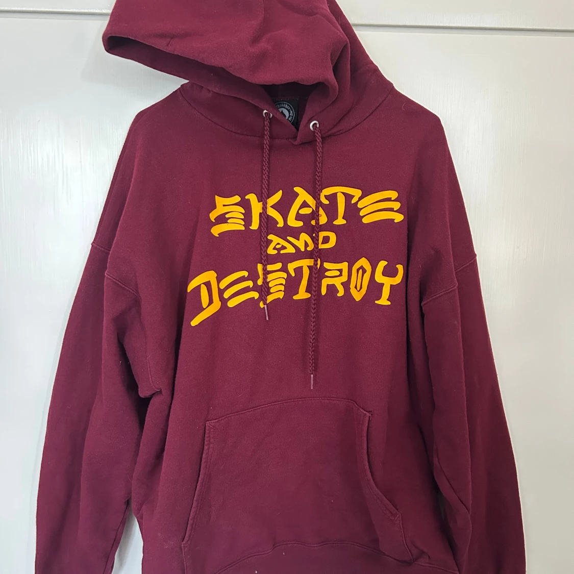 Thrasher vinröd hoodie Skate and Destroy
