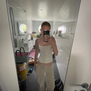 Low waist mjukisbyxor - Kan eventuellt gå ner i pris!! Super snygga 2000s  low waist mjukisbyxor som jag har sytt ner själv. Finns tydliga stygn (se bild) säljer pågrund av att dem är lite korta