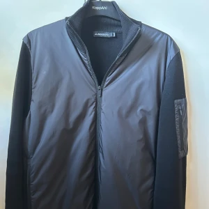 Svart Cardigan från J.Lindeberg - Snygg cardigan från j lindeberg med fantastiskt skick. Använd fåtal gånger, ord pris ca 3200kr. Priset är ej hugget😃