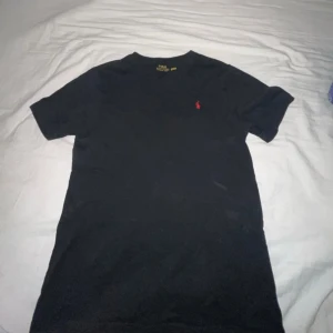 Svart t-shirt från Polo Ralph Lauren - Svart t-shirt från Polo Ralph Lauren ny kostar ca 500kr tar pris förslag.