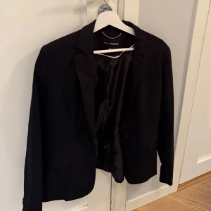 Svart blazer  - Fin svart blazer från Kappahl, bra skick i storlek 38💞