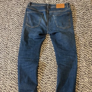 Selected Homme jeans - Mörkblå jeans från Selected Homme i modellen Indigo. Indigo= skinny fit men enligt mig sitter de snarare som slim fit. snygg tvätt. Inga defekter. storlek 30/32