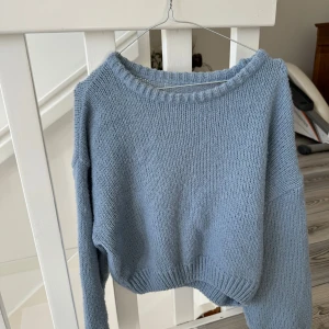 Stickad tröja - Säljer en blå stickad tröja, finns ingen lapp i så vet inte storlek men passar mig som vanligtvis har s. 
