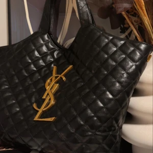 Saint Laurent Väska - Perfect condition. Priset kan diskuteras 