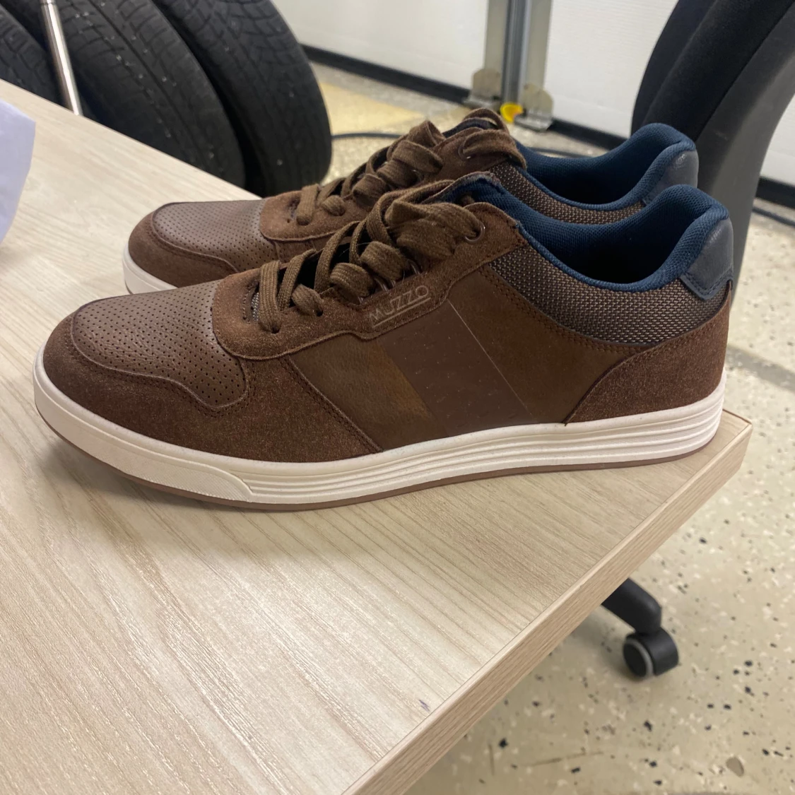 Bruna sneakers från Muzzo, storlek 42 - 3