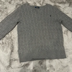 Ralphlauren tröja - Ralphlauren knitshirt passar perfekt nu till höst och vinter då den håller värme hyffsat bra ! Denna tröjan är i storlek (SMALL) och i väldigt fint skick! Skriv vid frågor och funderingar!🤪