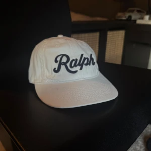 Ralph Lauren Keps - Sprillans ny Ralph Lauren Twill Cap utan taggar. Köpt på NK Göteborg. Skanna QR koden i kepsen för att se äkthetsbevis. Slutsåld överallt