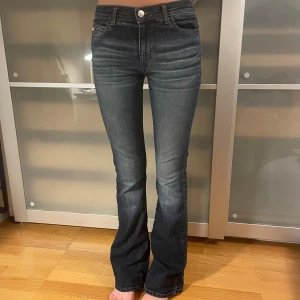 Bootcut jeans från Miss Sixty - Mörkblå bootcut jeans från Miss Sixty, modell Tommy. Snyggt slitna detaljer framtill, klassisk femficksdesign och hög midja. Jeansen är i stretchig denim  och är markerad bootcut nedtill. De är low waist på mig och perfekt i längd som är 168cm. Och är uppsydda 3 cm men det syns knappt på. Men det går lätt att sprätta upp om man vill det. Säljer pga av att de får för lite användning och de är använda 1 gång. Hör av er om ni har några frågor🌸🌸 nypris är 1715kr