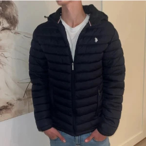 U.S polo dunjacka  - Skön jacka från u.s polo. Modeln är 182. Skriv vid funderingar.