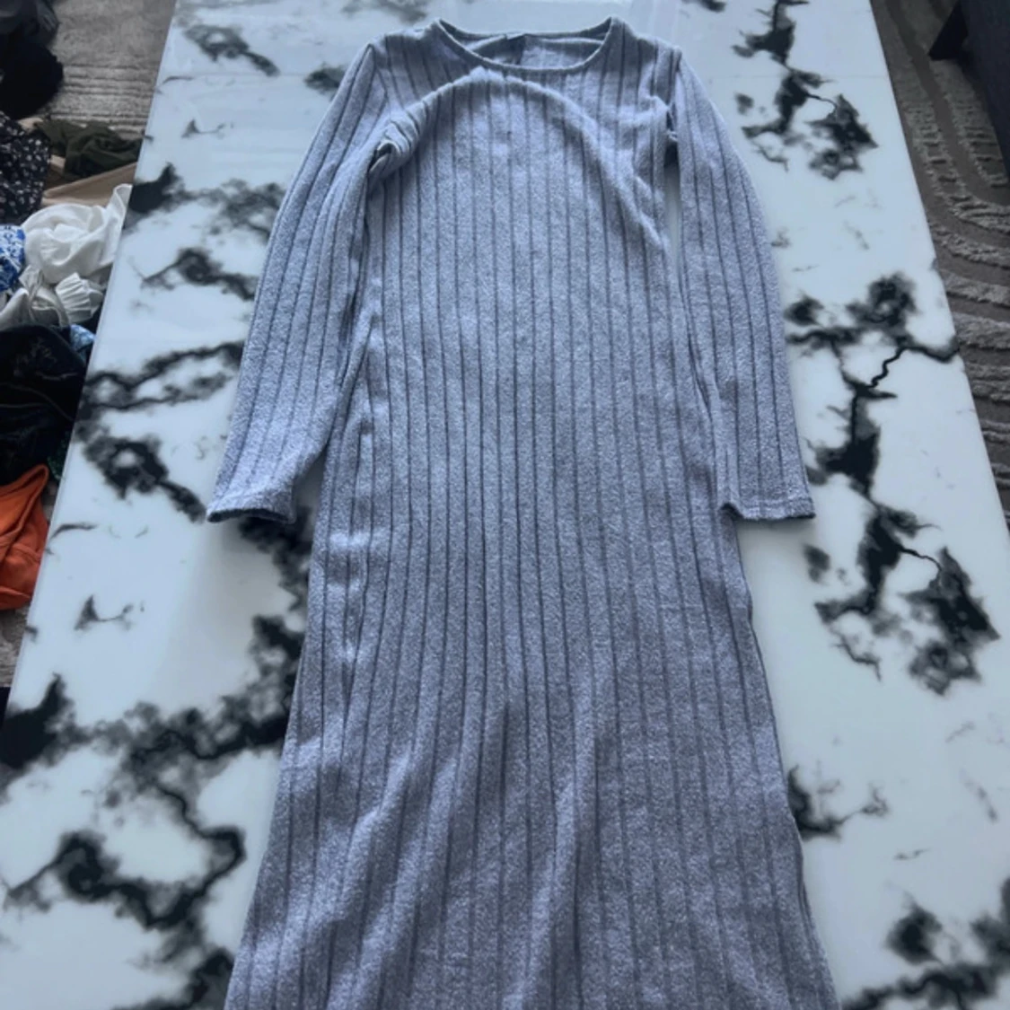 Grå ribbad långklänning