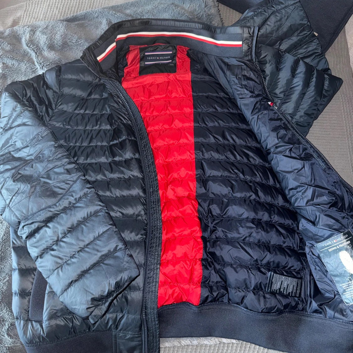 Mörkblå dunjacka från Tommy Hilfiger - 1