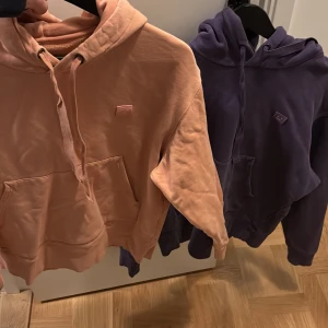 Acne Studios hoodies i lila & aprikos - Säljer två acne hoodies tillsammans  S/XS