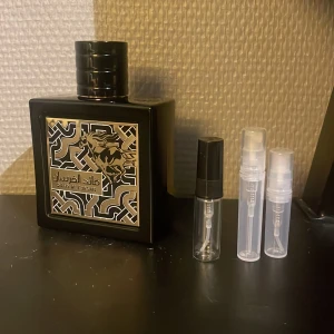 Qaed Al Fursan parfym med decants 2/3/4 ml - Snygg och unik parfymflaska från Lattafa, Qaed Al Fursan. Medföljer tre tomma decant-flaskor för enkel påfyllning och användning på språng. Perfekt för dig som vill testa något nytt och sticka ut.
